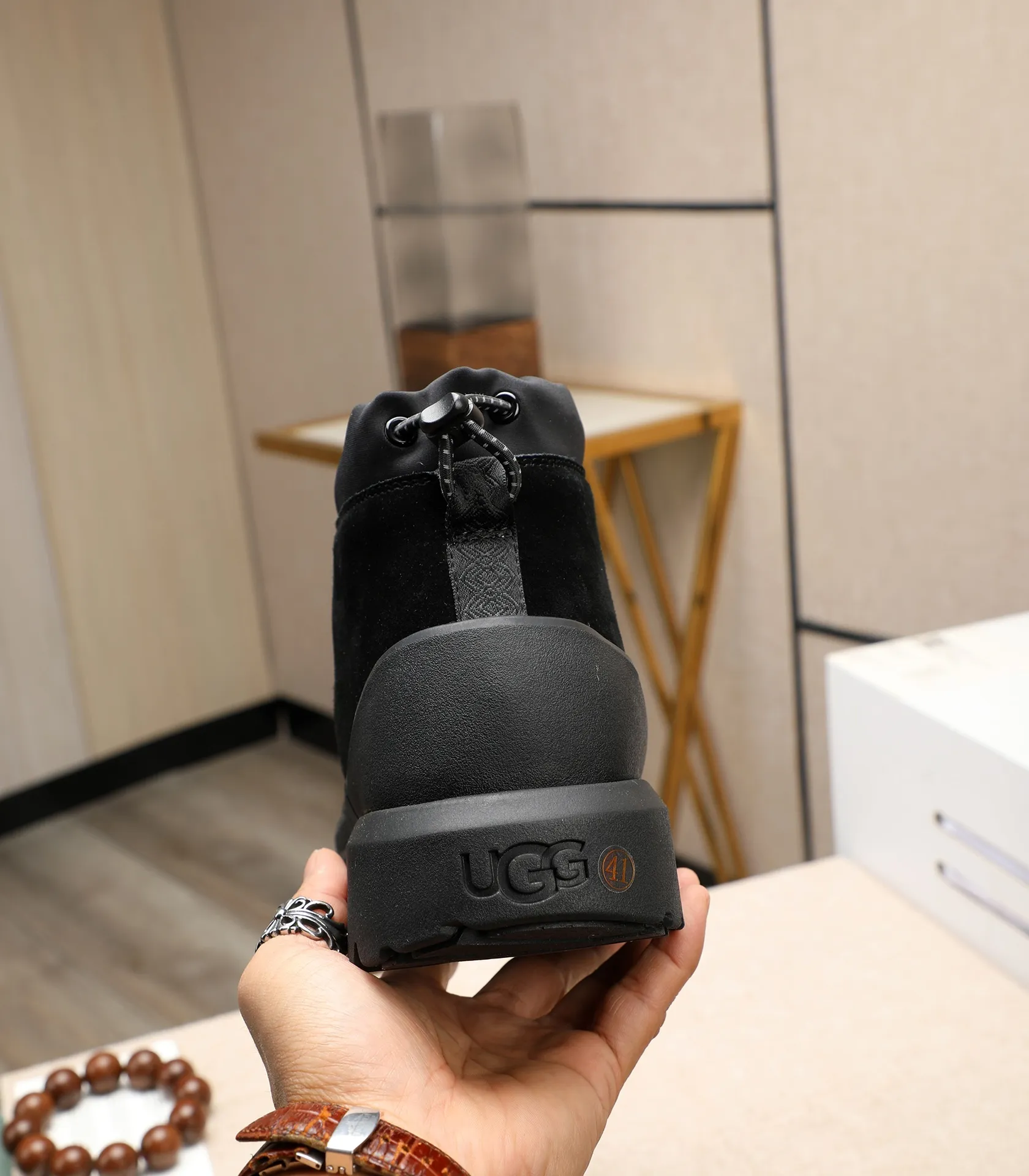 Men's shoes 💰580 (same style for men and women) Please pay attention to the quality of the original order and compare the thickness of the wool 🏮🏮The popular UGG is from Australia's warm luxury brand men's shoes, the official website is synchronized, Beckham men's style..., made of imported first-layer waxed cowhide, waxed toe cap, Australian real wool velvet lining Carefully sewn...Imported rubber Martin boots outsoles (comfortable, soft and wear-resistant). I really like the quality..Exquisite workmanship. You won't be able to put it down at first sight. Sizes 35-44
